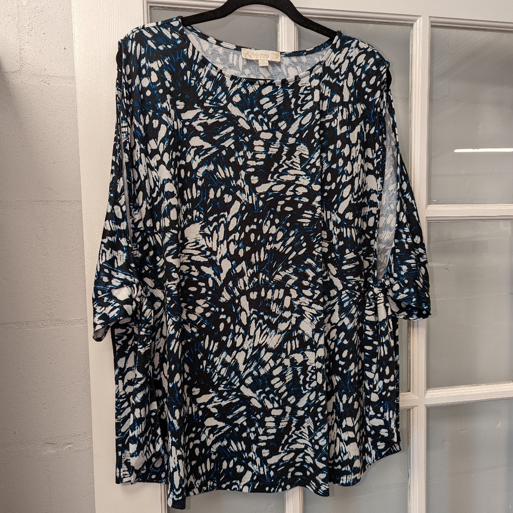 Suzanne Betro White and Navy Abstract Tie-sleeve Shoulder Cutout Tunic Size 1X